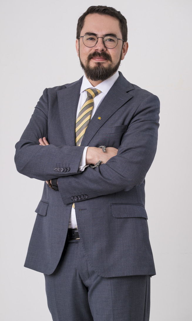 Dr Inty Grønneberg standing with arms crossed and smiling